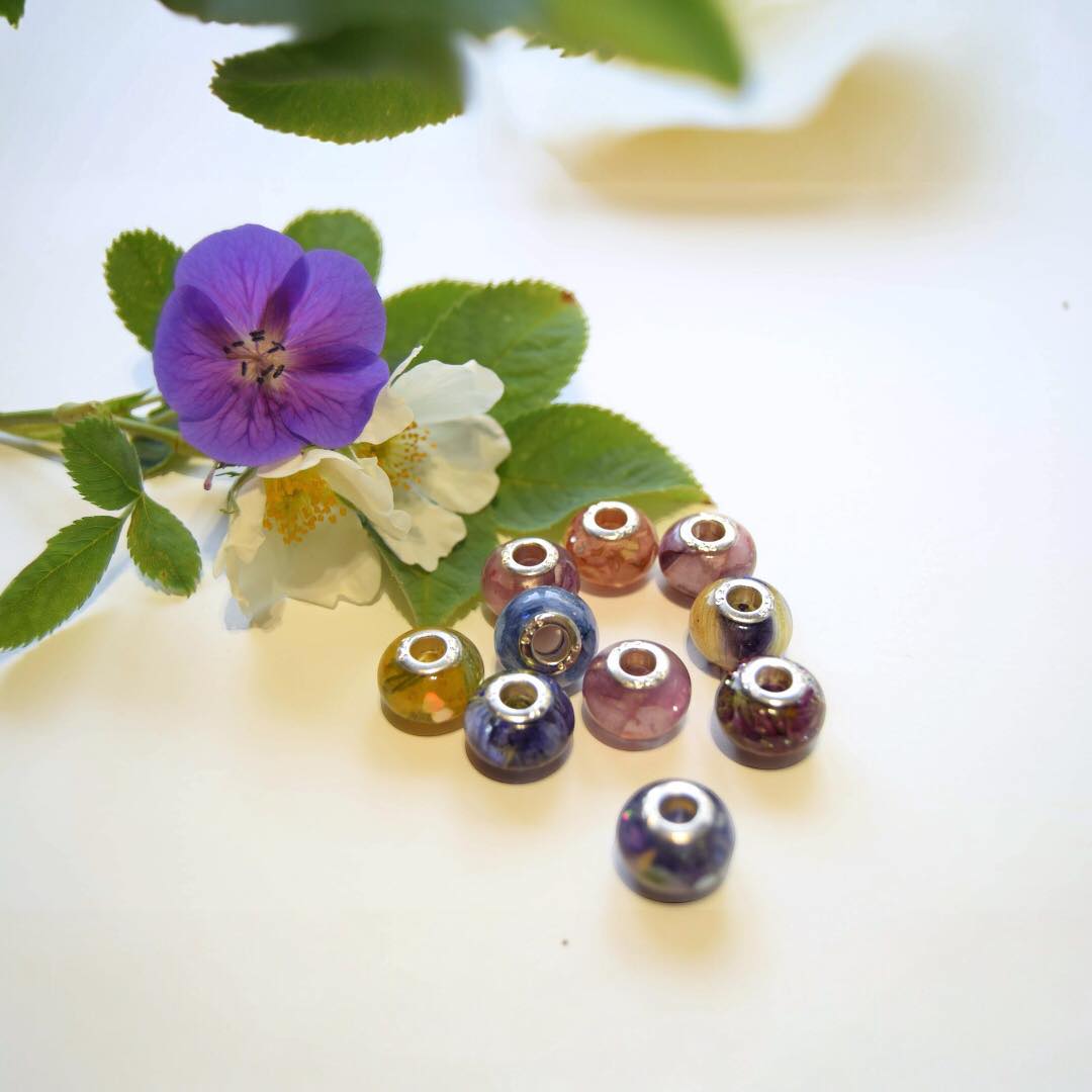 Resin European size beads with preserved flower petals