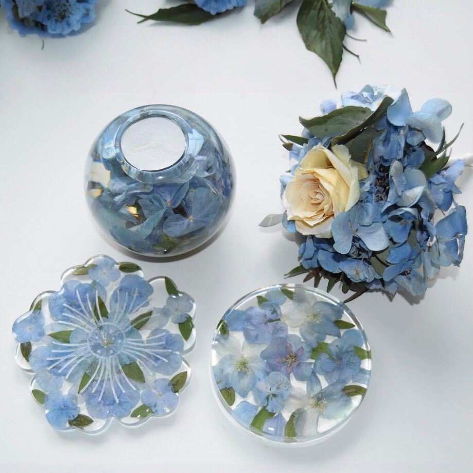 Preserved sympathy flowers in resin coasters